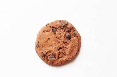 Beyaz üzerine izole edilmiş çikolatalı kurabiye.