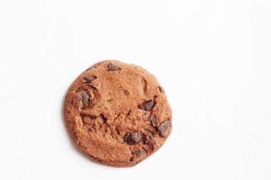 Beyaz üzerine izole edilmiş çikolatalı kurabiye.