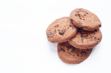 Beyaz arkaplanda bir yığın kurabiye var.