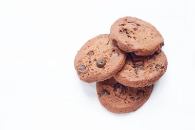 Beyaz arkaplanda bir yığın kurabiye var.