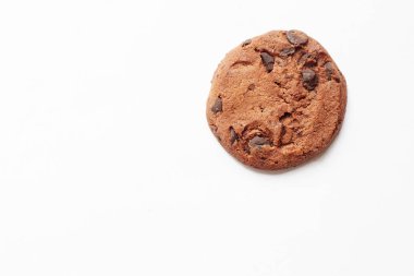 Beyaz üzerine izole edilmiş çikolatalı kurabiye.