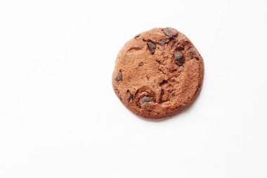 Beyaz üzerine izole edilmiş çikolatalı kurabiye.