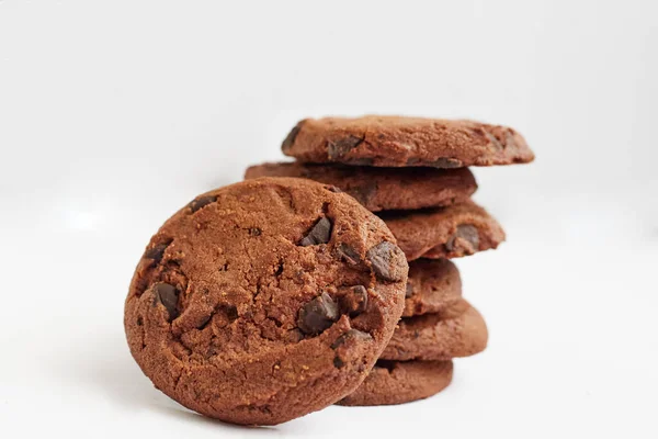 Beyaz arkaplanda bir yığın kurabiye var.