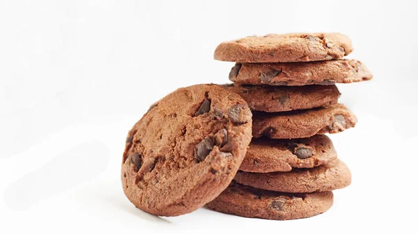 Beyaz arkaplanda bir yığın kurabiye var.