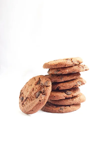 Beyaz arkaplanda bir yığın kurabiye var.