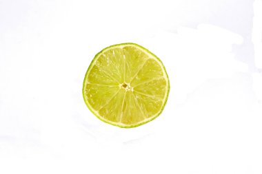 Beyaz arkaplanda kireç