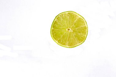 Beyaz arkaplanda kireç