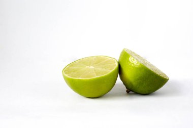 Beyaz arkaplanda kireç