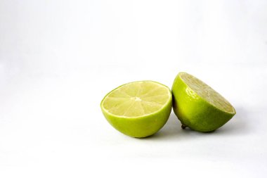 Beyaz arkaplanda kireç