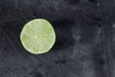 Limonlu arka plan. Taş zemindeki limon dilimleri. Taş bir masada. Metin için boş alan. Yukarıdan görünüşü