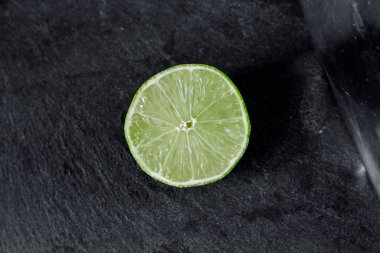 Limonlu arka plan. Taş zemindeki limon dilimleri. Taş bir masada. Metin için boş alan. Yukarıdan görünüşü