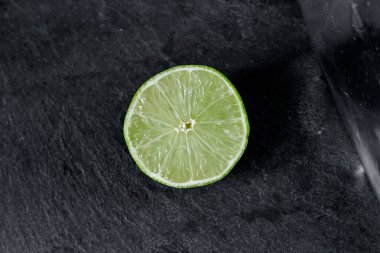 Limonlu arka plan. Taş zemindeki limon dilimleri. Taş bir masada. Metin için boş alan. Yukarıdan görünüşü