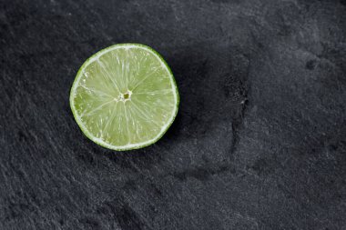 Limonlu arka plan. Taş zemindeki limon dilimleri. Taş bir masada. Metin için boş alan. Yukarıdan görünüşü