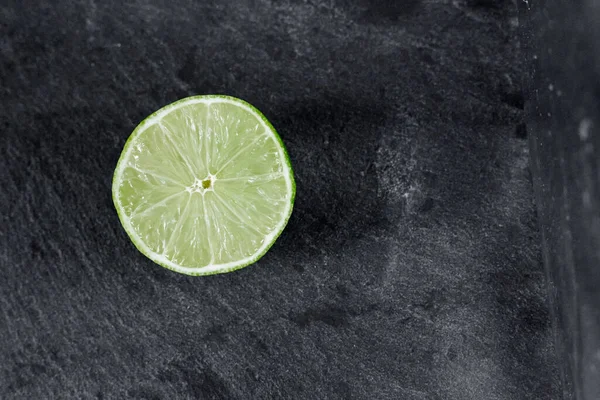 Limonlu arka plan. Taş zemindeki limon dilimleri. Taş bir masada. Metin için boş alan. Yukarıdan görünüşü