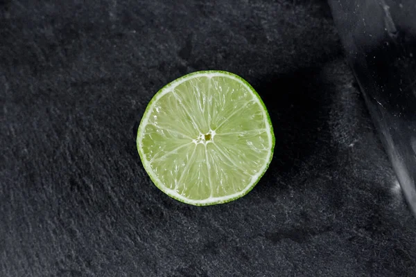 Limonlu arka plan. Taş zemindeki limon dilimleri. Taş bir masada. Metin için boş alan. Yukarıdan görünüşü