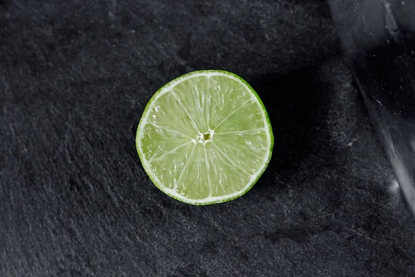 Limonlu arka plan. Taş zemindeki limon dilimleri. Taş bir masada. Metin için boş alan. Yukarıdan görünüşü