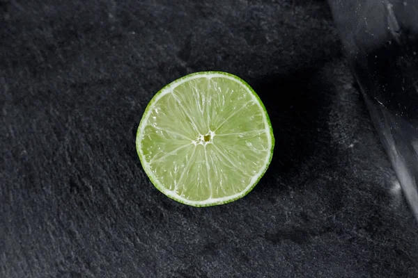 Limonlu arka plan. Taş zemindeki limon dilimleri. Taş bir masada. Metin için boş alan. Yukarıdan görünüşü