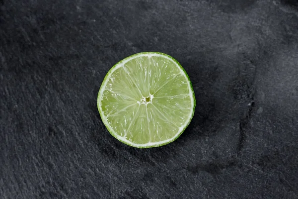 Limonlu arka plan. Taş zemindeki limon dilimleri. Taş bir masada. Metin için boş alan. Yukarıdan görünüşü