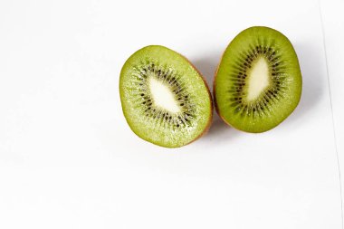 Beyaz arkaplanda Kivi