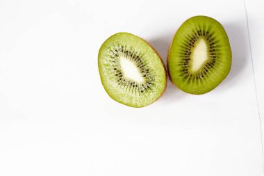 Beyaz arkaplanda Kivi