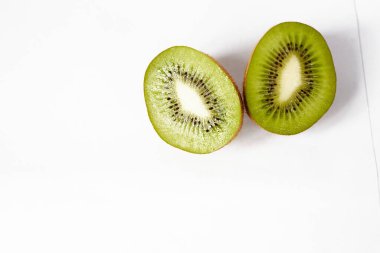 Beyaz arkaplanda Kivi