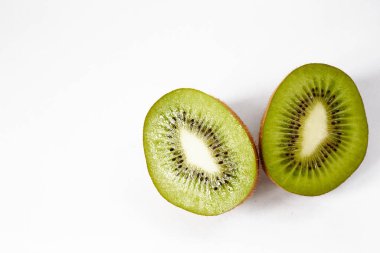 Beyaz arkaplanda Kivi