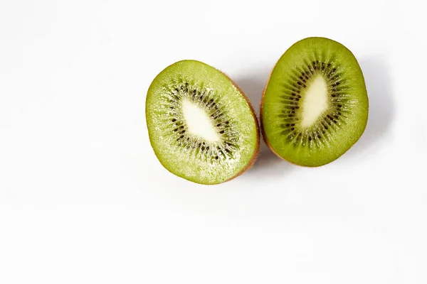 Beyaz arkaplanda Kivi