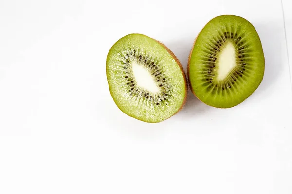 Beyaz arkaplanda Kivi