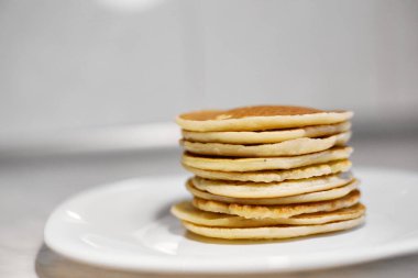Bir yığın krep beyaz tabakta, krepler beyaz tabakta, krepler beyaz tabakta.,