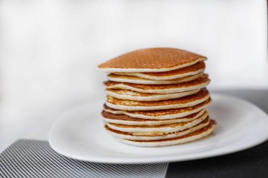 Bir yığın krep beyaz tabakta, krepler beyaz tabakta, krepler beyaz tabakta.,