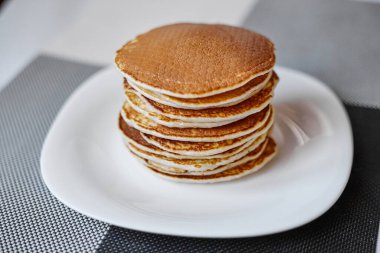 Bir yığın krep beyaz tabakta, krepler beyaz tabakta, krepler beyaz tabakta.,