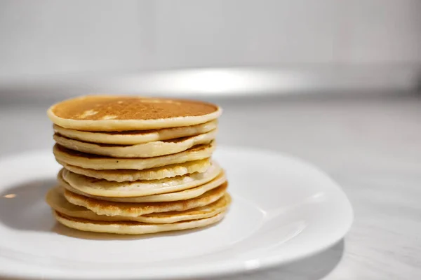 Stapel Pannkakor Vit Platta Pannkakor Vit Platta Ovanifrån Pannkakor Vit — Stockfoto