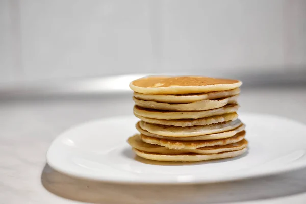 Ein Stapel Pfannkuchen Liegt Auf Einem Weißen Teller Pfannkuchen Auf — Stockfoto