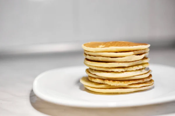 Bir yığın krep beyaz tabakta, krepler beyaz tabakta, krepler beyaz tabakta.,