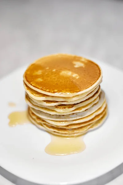 Ein Stapel Pfannkuchen Liegt Auf Einem Weißen Teller Pfannkuchen Auf — Stockfoto