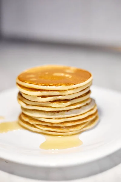 Una Pila Panqueques Está Plato Blanco Panqueques Plato Blanco Vista — Foto de Stock