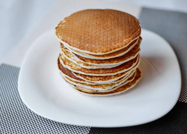 Una Pila Panqueques Está Plato Blanco Panqueques Plato Blanco Vista —  Fotos de Stock