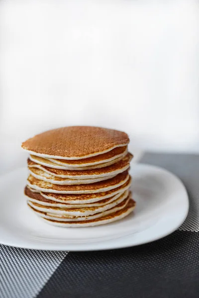 Una Pila Panqueques Está Plato Blanco Panqueques Plato Blanco Vista — Foto de Stock