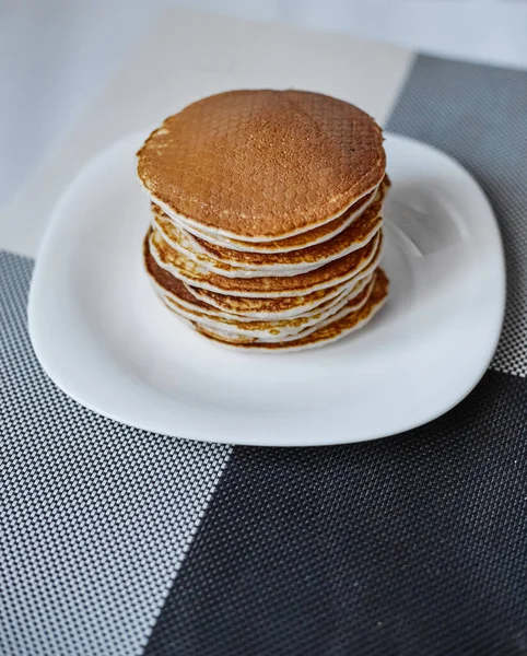 Une Pile Crêpes Est Sur Une Assiette Blanche Crêpes Sur — Photo