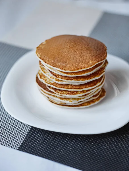 Una Pila Panqueques Está Plato Blanco Panqueques Plato Blanco Vista — Foto de Stock