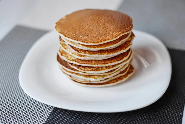 Una Pila Panqueques Está Plato Blanco Panqueques Plato Blanco Vista — Foto de Stock