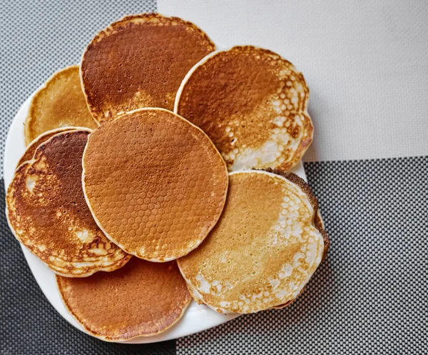 Beyaz bir tabakta gözleme.