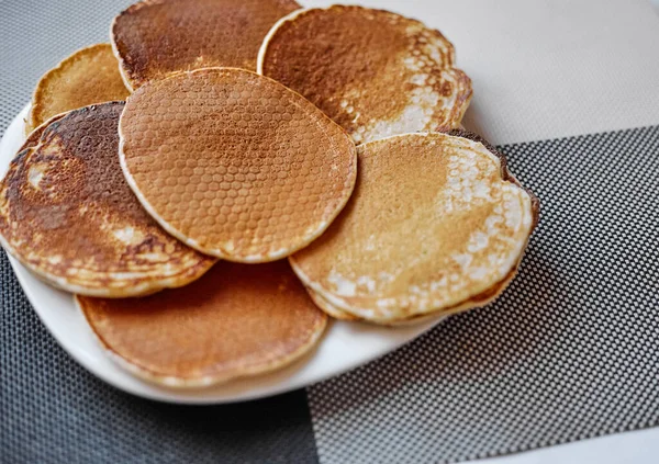 Palačinky na bílém talíři horní pohled — Stock fotografie