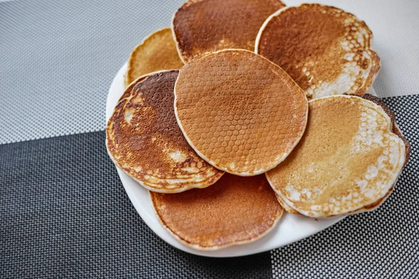 Beyaz bir tabakta gözleme.