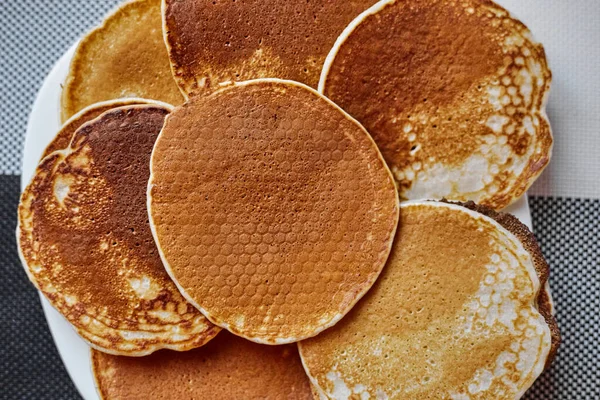 Crêpes sur une plaque blanche vue du dessus — Photo