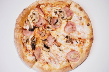 Mantarlı ve jambonlu pizza, jambonlu ve mantarlı pizza.