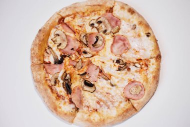 Mantarlı ve jambonlu pizza, jambonlu ve mantarlı pizza.