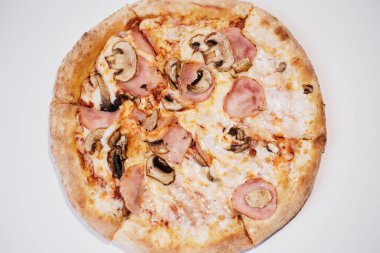 Mantarlı ve jambonlu pizza, jambonlu ve mantarlı pizza.