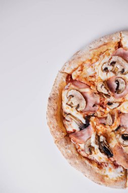 Mantarlı ve jambonlu pizza, jambonlu ve mantarlı pizza.