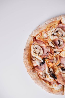 Mantarlı ve jambonlu pizza, jambonlu ve mantarlı pizza.